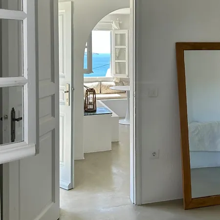 Blue And White Mykonos Apartment *